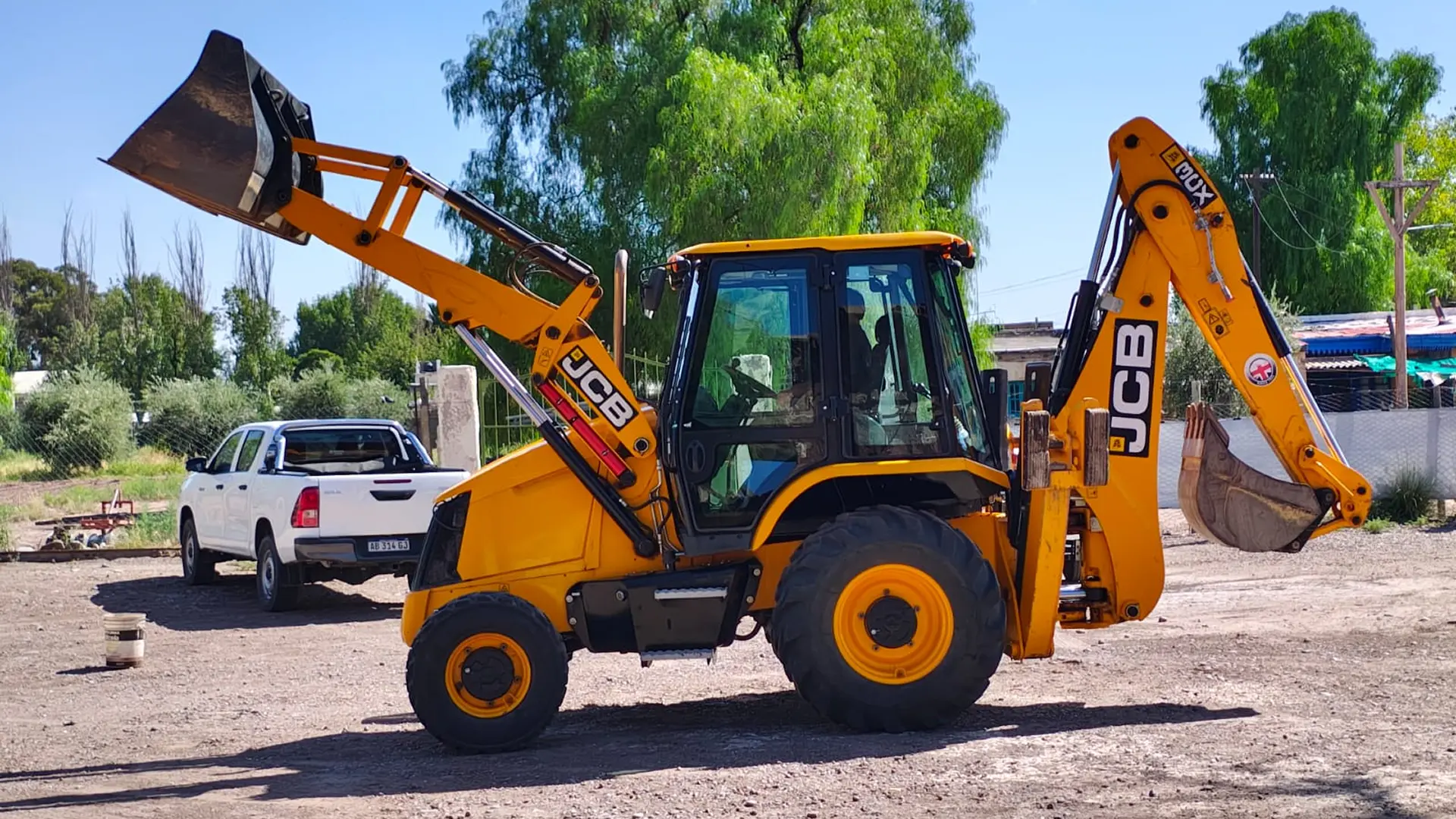 Retroexcavadora en terreno montañoso de la cordillera mendocina